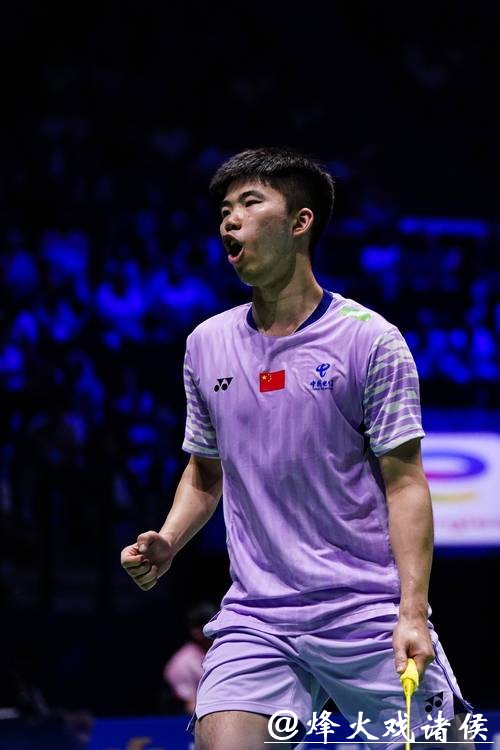 翁泓阳2-0朱轩辰 夺得全运会羽毛球男单金牌 翁泓阳2-0朱轩辰 夺得全运会羽毛球男单金牌